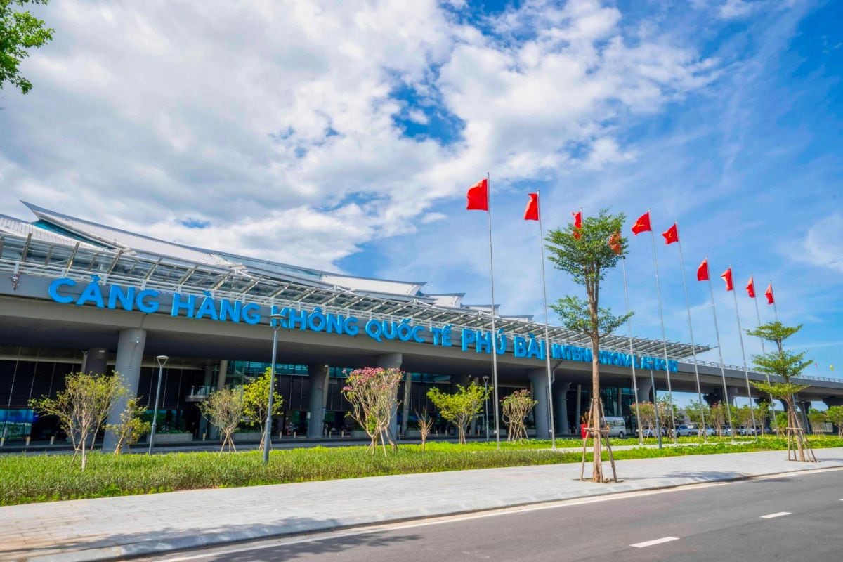 Cảng hàng không Quốc tế Phú Bài là một trong những cửa ngõ vào Huế